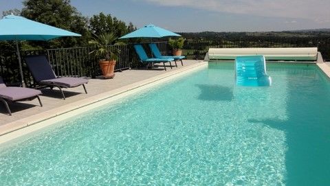 L'Enaurada gite à Figeac:La piscine de l'Enaurada