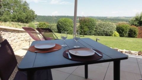 L'Enaurada gite à Figeac:Votre terrasse sous pergola